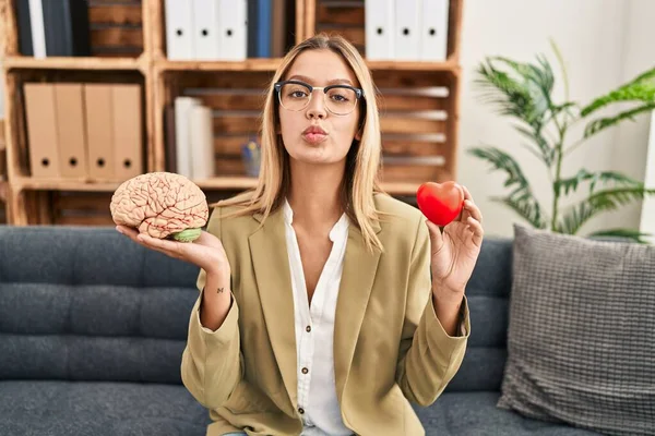 Young Blonde Woman Working Therapy Office Holding Brain Health Looking — Stock fotografie