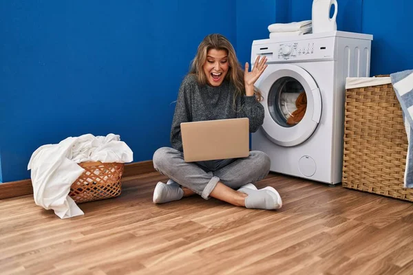 Ung Kvinna Väntar Tvätt Med Bärbar Dator Firar Seger Med — Stockfoto