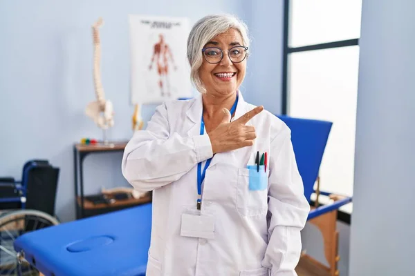 Middle Age Woman Grey Hair Working Pain Recovery Clinic Cheerful — Stockfoto