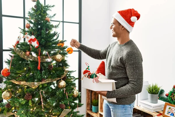 Jovem Hispânico Sorrindo Confiante Decorando Árvore Natal Casa — Fotografia de Stock