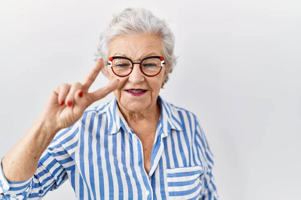 Senioren Vrouw Met Grijs Haar Staande Witte Achtergrond Tonen Wijzen — Stockfoto