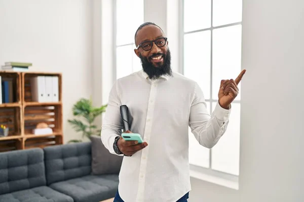 Afričan Američan Pracující Terapeutické Kanceláři Pomocí Smartphone Usměvavý Šťastný Ukazující — Stock fotografie