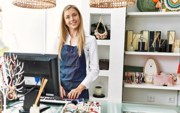 Young Caucasian Shopkeeper Woman Smiling Happy Working Clothing Store — Stock Photo, Image