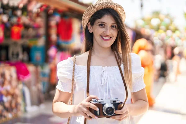 Ung Latinamerikansk Kvinna Turist Ler Säker Med Kameran Gatumarknaden — Stockfoto