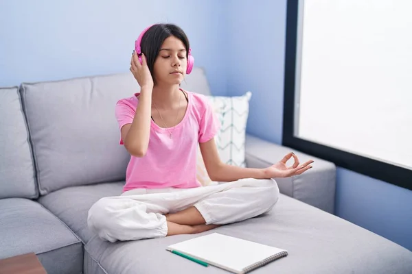 Adorable Chica Hispana Haciendo Ejercicio Yoga Sentada Sofá Casa — Foto de Stock