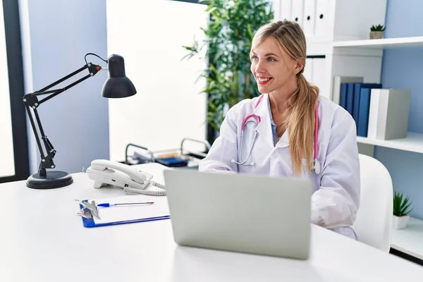 Young Blonde Woman Wearing Doctor Uniform Working Clinic — Stock Photo, Image