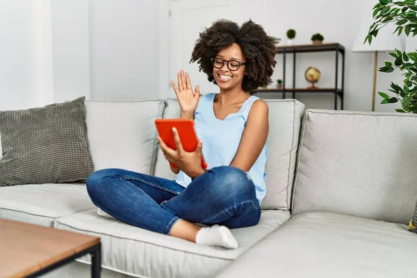 Jovem Afro Americana Sorrindo Confiante Usando Touchpad Casa — Fotografia de Stock