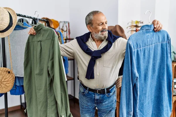 Старший Сіроокий Чоловік Посміхається Впевнено Тримає Сорочку Магазині Одягу — стокове фото