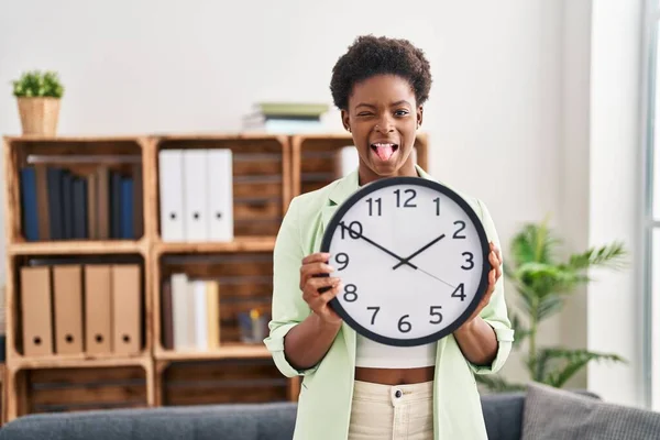 Mujer Afroamericana Sosteniendo Gran Reloj Sacando Lengua Feliz Con Expresión —  Fotos de Stock