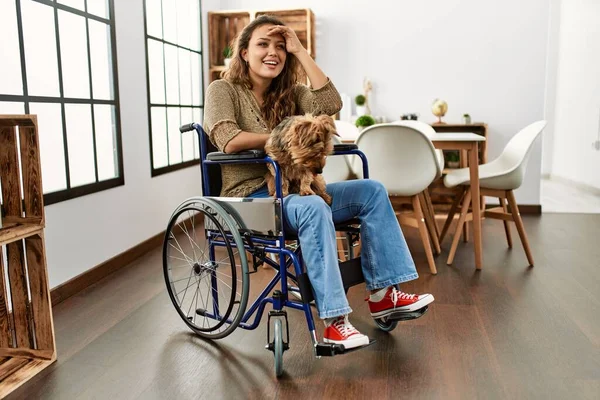 Tekerlekli Sandalyede Oturan Genç Spanyol Kız Gülümsüyor Gülümsüyor Gözlerini Şaşkınlıkla — Stok fotoğraf