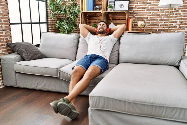 Genç Spanyol Adam Ellerini Başının Üstüne Koyup Evde Müzik Dinliyor — Stok fotoğraf