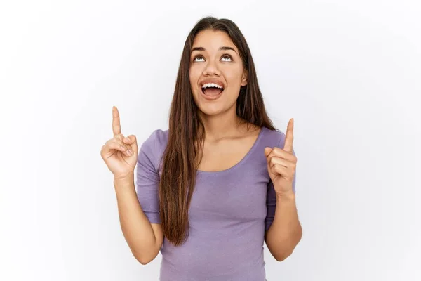 Junge Brünette Frau Die Neben Isoliertem Hintergrund Steht Schaut Erstaunt — Stockfoto