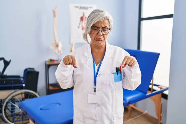 Middle Age Woman Grey Hair Working Pain Recovery Clinic Pointing — Stock Photo, Image