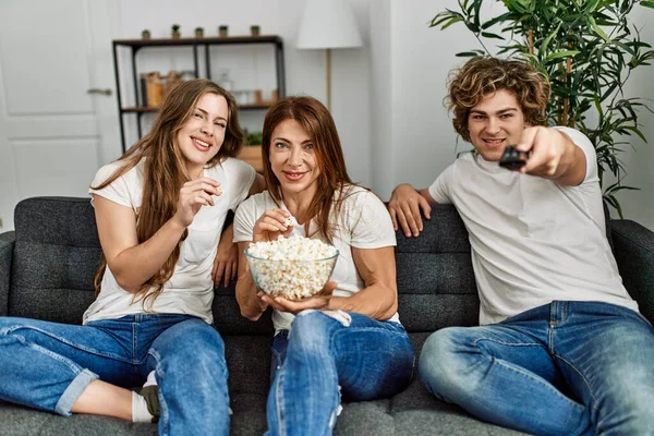 Mutter Und Paar Sehen Film Sitzend Auf Sofa Hause — Stockfoto