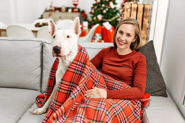 Beyaz Bir Kadın Gülerek Evde Köpekle Oturuyor Noel Ağacı Yanında — Stok fotoğraf