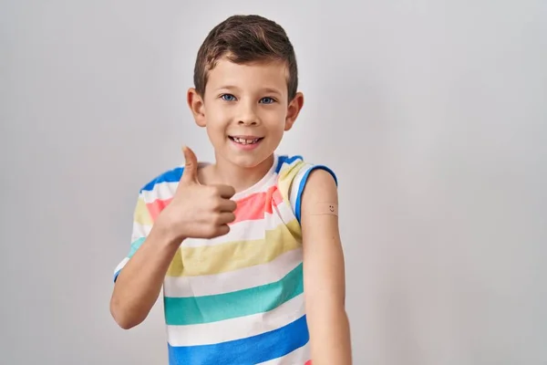 Νεαρό Καυκάσιο Παιδί Πάρει Εμβόλιο Δείχνει Χέρι Επίδεσμο Βοηθήσει Χαμογελώντας — Φωτογραφία Αρχείου