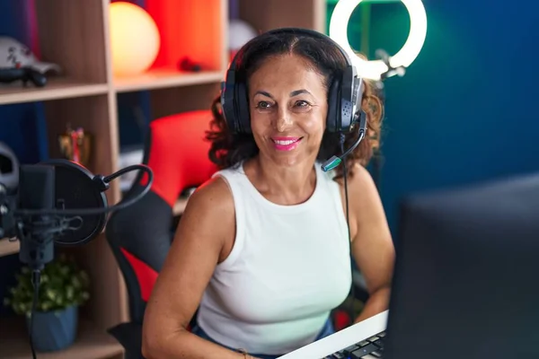 Middle Age Woman Streamer Smiling Confident Sitting Table Gaming Room — Stockfoto