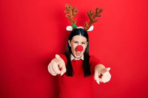 Young Hispanic Woman Wearing Deer Christmas Hat Red Nose Pointing — ストック写真