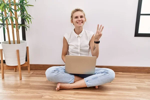 Wanita Pirang Muda Yang Menggunakan Laptop Komputer Duduk Lantai Ruang — Stok Foto