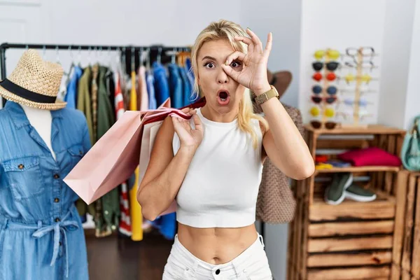Ung Kaukasisk Kvinna Håller Shoppingväskor Butik Gör Gest Chockad Med — Stockfoto