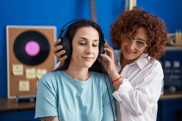 Δύο Γυναίκες Μουσικοί Που Ακούνε Μουσική Στο Στούντιο — Φωτογραφία Αρχείου
