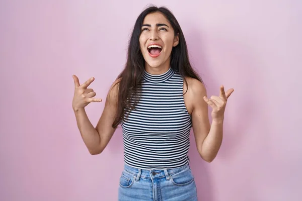 Sıradan Çizgili Tişört Giyen Genç Bir Kız Çılgın Bir Ifadeyle — Stok fotoğraf