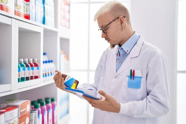 Young Caucasian Man Pharmacist Using Touchpad Holding Medicine Bottle Pharmacy — Stock Photo, Image