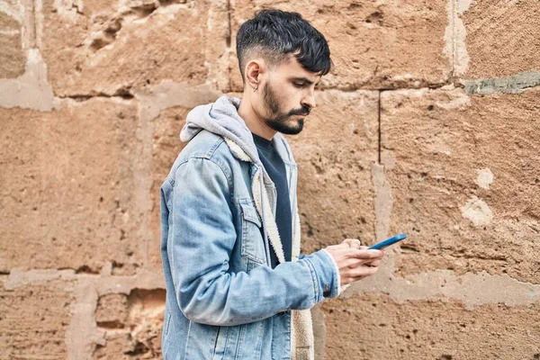 Joven Hispano Usando Smartphone Calle — Foto de Stock