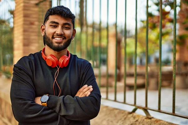 Giovane Arabo Uomo Sorridente Fiducioso Indossando Cuffie Strada — Foto Stock