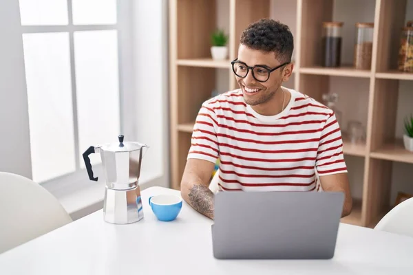 Αφροαμερικάνος Που Χρησιμοποιεί Φορητό Υπολογιστή Πίνοντας Καφέ Στο Σπίτι — Φωτογραφία Αρχείου