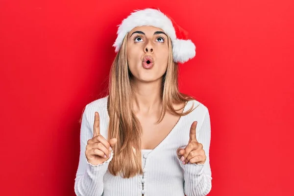 Mulher Hispânica Bonita Usando Chapéu Natal Espantado Surpreso Olhando Para — Fotografia de Stock