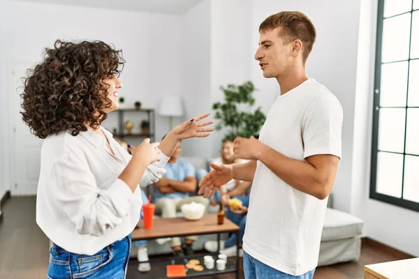 Två Unga Vänner Som Står Och Pratar Hemma — Stockfoto