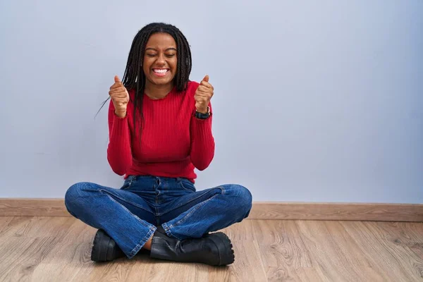 Jonge Afrikaans Amerikaanse Met Vlechten Vloer Thuis Zitten Enthousiast Voor — Stockfoto