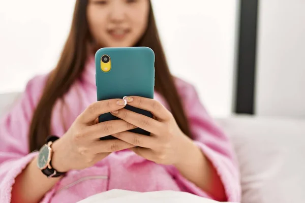 Маленька Китайська Дівчинка Яка Користується Смартфоном Лежить Ліжку Спальні — стокове фото