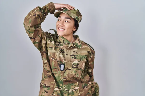 Jonge Zuid Aziatische Vrouw Draagt Camouflage Leger Uniform Glimlachen Zelfverzekerd — Stockfoto