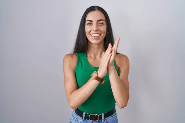 Junge Frau Die Vor Isoliertem Hintergrund Steht Klatscht Und Applaudiert — Stockfoto