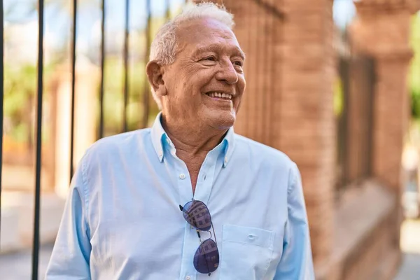 Senior Hombre Pelo Gris Sonriendo Confiado Pie Calle — Foto de Stock