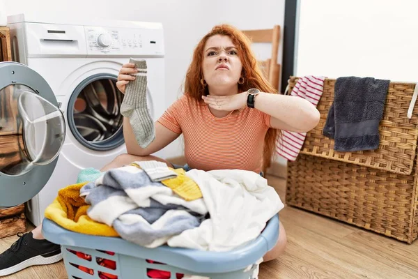 Ung Rödhårig Kvinna Lägger Smutstvätt Tvättmaskinen Skär Halsen Med Handen — Stockfoto
