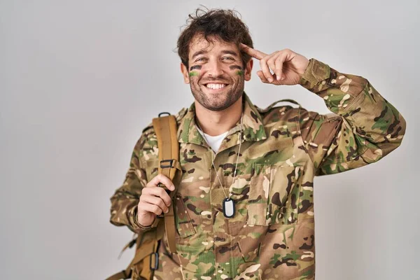 Spaanse Jongeman Draagt Camouflage Uniform Glimlachend Wijzend Naar Het Hoofd — Stockfoto