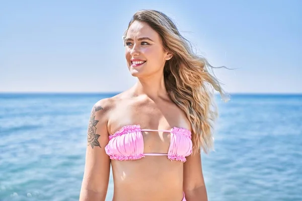 Chica Rubia Joven Con Bikini Pie Playa — Foto de Stock