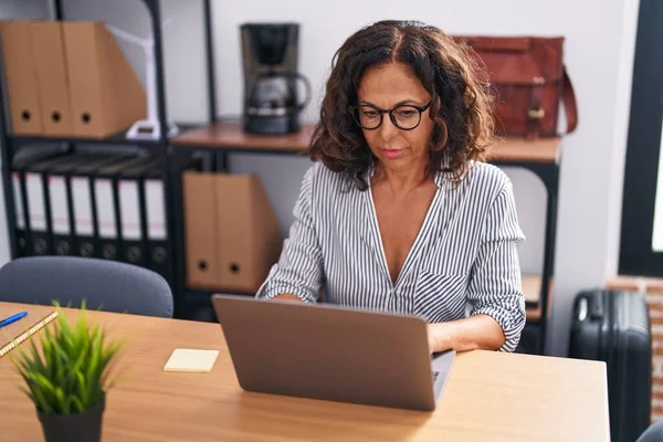 Middle Age Woman Business Worker Using Laptop Working Office — Fotografia de Stock