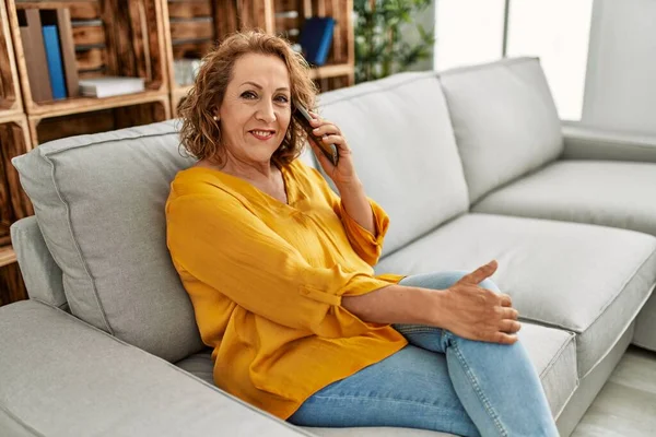 Mujer Caucásica Mediana Edad Hablando Teléfono Inteligente Sentado Sofá Casa —  Fotos de Stock