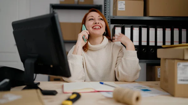 Jovem Ruiva Mulher Ecommerce Empresário Falando Smartphone Escritório — Fotografia de Stock