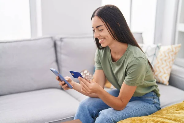 Joven Hermosa Mujer Hispana Usando Smartphone Tarjeta Crédito Sosteniendo Pastillas — Foto de Stock