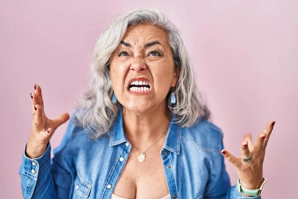 Middle Age Woman Grey Hair Standing Pink Background Crazy Mad — Fotografia de Stock