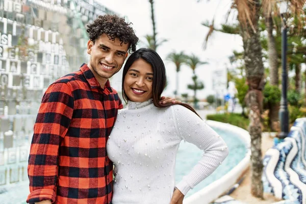 Jong Latijn Paar Glimlachen Gelukkig Knuffelen Naar Stad — Stockfoto