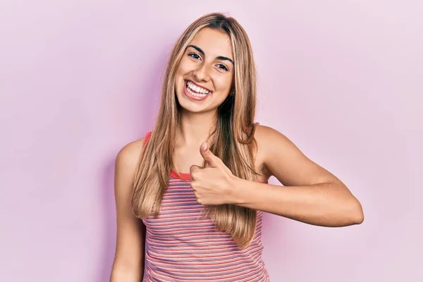 Belle Femme Hispanique Portant Shirt Été Décontracté Faisant Des Pouces — Photo