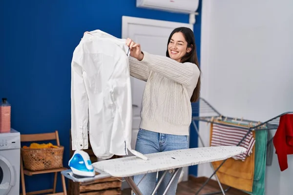 Mujer Joven Sosteniendo Camisa Blanca Planchando Ropa Lavandería —  Fotos de Stock