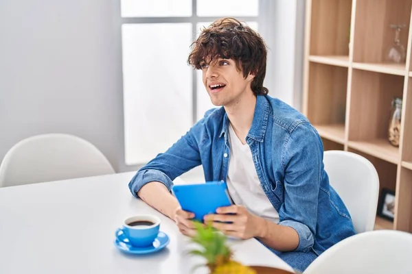 Jovem Hispânico Homem Driking Café Usando Touchpad Casa — Fotografia de Stock