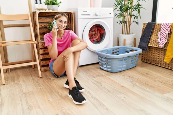 Jonge Kaukasische Vrouw Praten Smartphone Wachten Wasmachine Wasruimte — Stockfoto